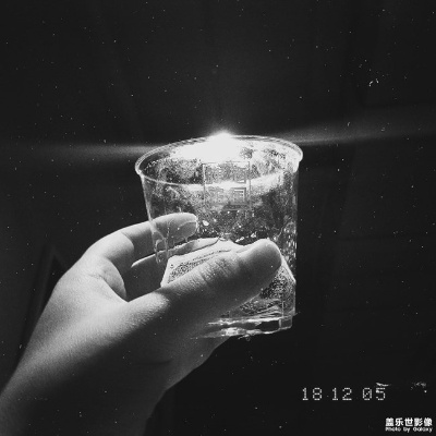 醉意朦胧下的酒杯，手机镜头捕捉的伤感瞬间 - 1 - 635香烟网