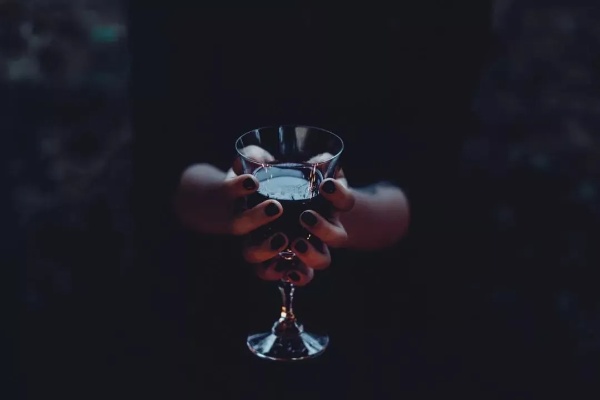 醉意朦胧下的酒杯，手机镜头捕捉的伤感瞬间 - 2 - 635香烟网