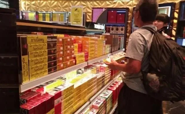 旅游携带香烟指南，法规、安全与健康考量 - 1 - www.680860.com微商资讯网