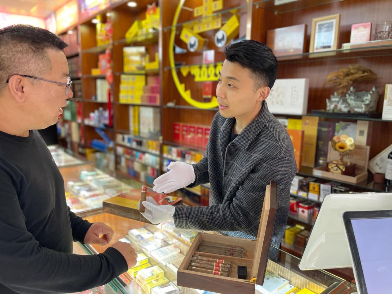 来袭！低价香烟全网一件代发“面红耳赤”